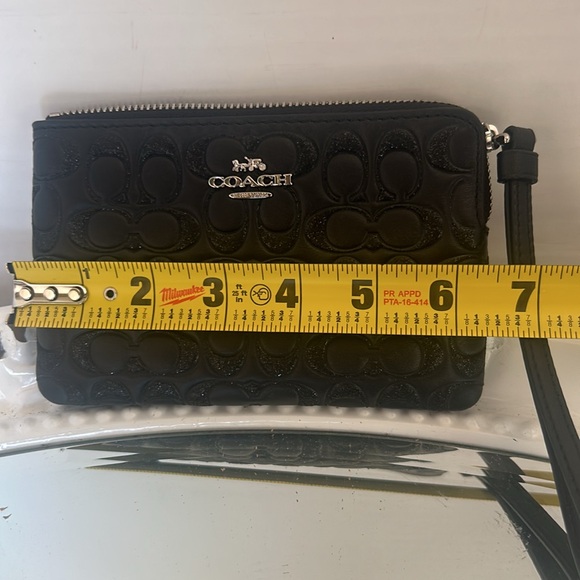 🎋Coach Embossed C Signature Wristlet like new - Picture 9 of 10